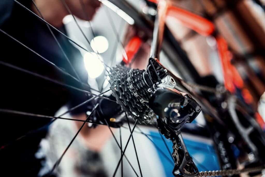 Entretien vélo : guide pour prolonger la vie de votre chaîne et pneus