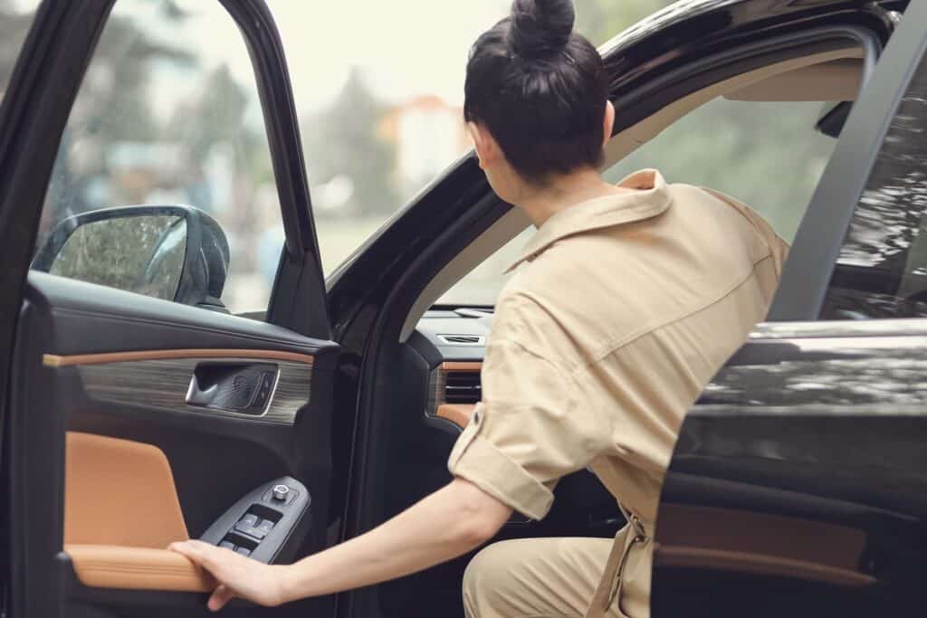femme qui essaye une voiture d'occasion avant de l'acheter