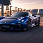 La Lamborghini Temerario bleue roule à vive allure sur un circuit automobile au coucher du soleil.