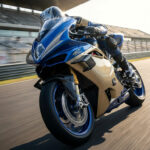 Motocycliste pilotant une Suzuki GSX-R1000R bleue et dorée sur un circuit de course sous un soleil éclatant.