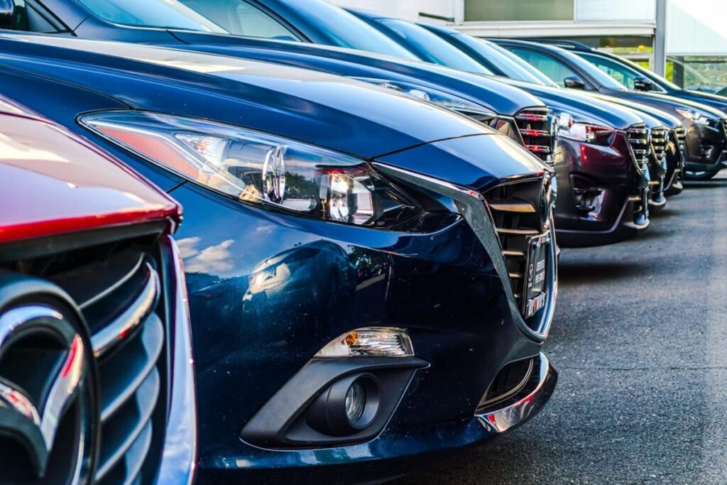 voitures d'occasion sur un parking
