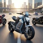 Trois motos modernes sur une autoroute urbaine au coucher du soleil avec des gratte-ciel en arrière-plan.