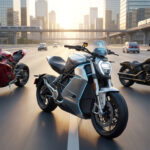 Trois motos modernes circulant sur une autoroute urbaine au coucher du soleil avec des gratte-ciel en arrière-plan.